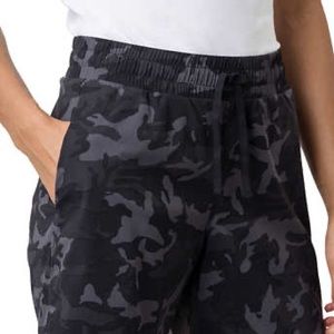 Tuff Athletics Women’s Woven Shorts black/grey camo NEW WITH TAGS SIZE S